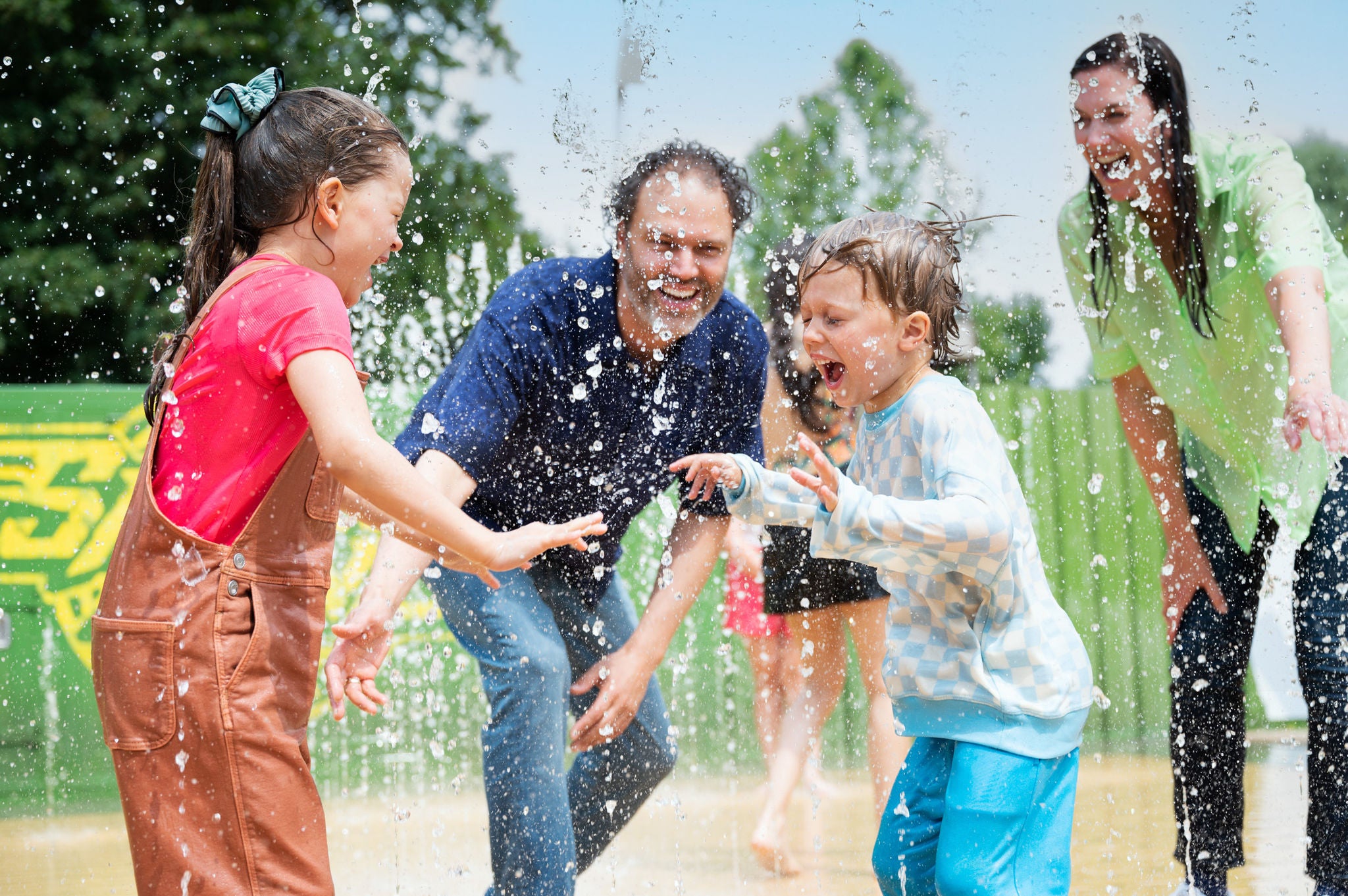 een familie in de cooldon zone van walibi holland 